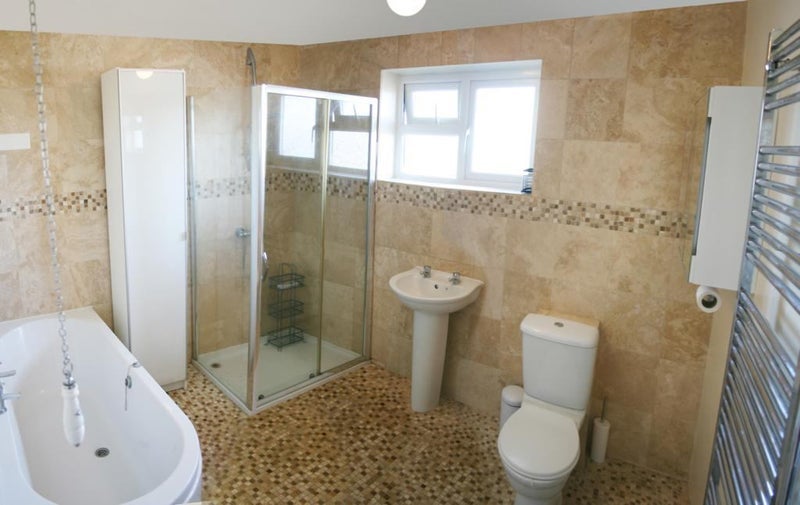 Room Gaveston Close in Warwick
