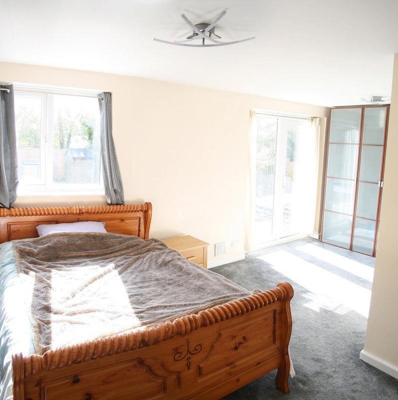 Room Gaveston Close in Warwick