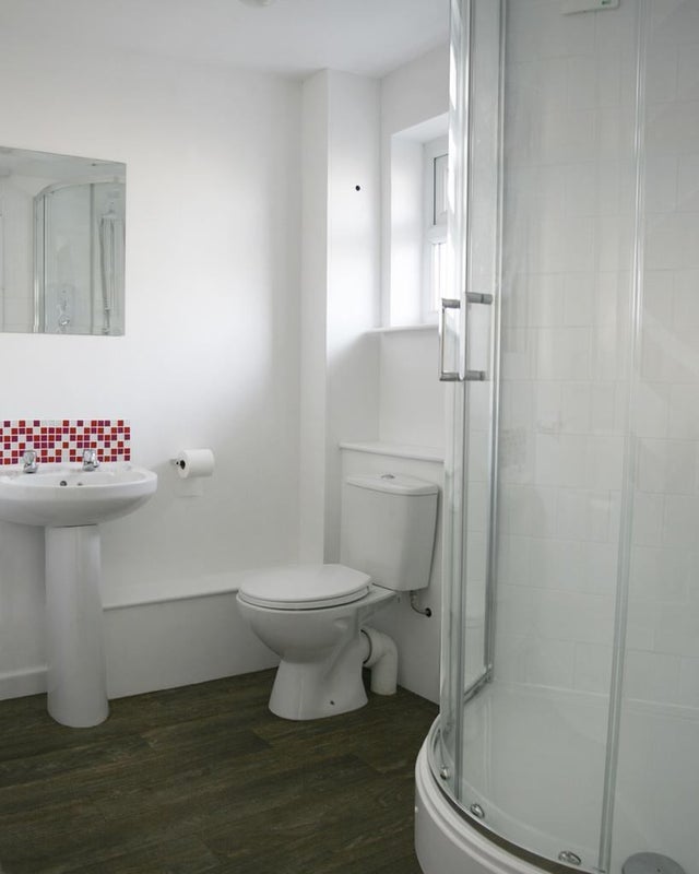 Room Gaveston Close in Warwick
