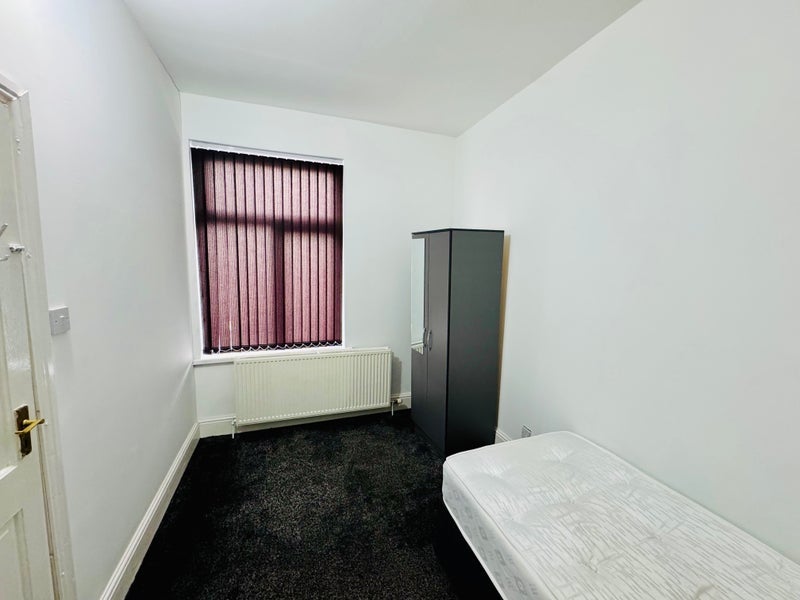 Room Derby Street in Farnworth