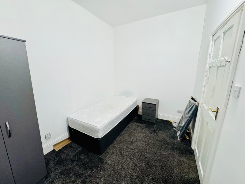 Room Derby Street in Farnworth
