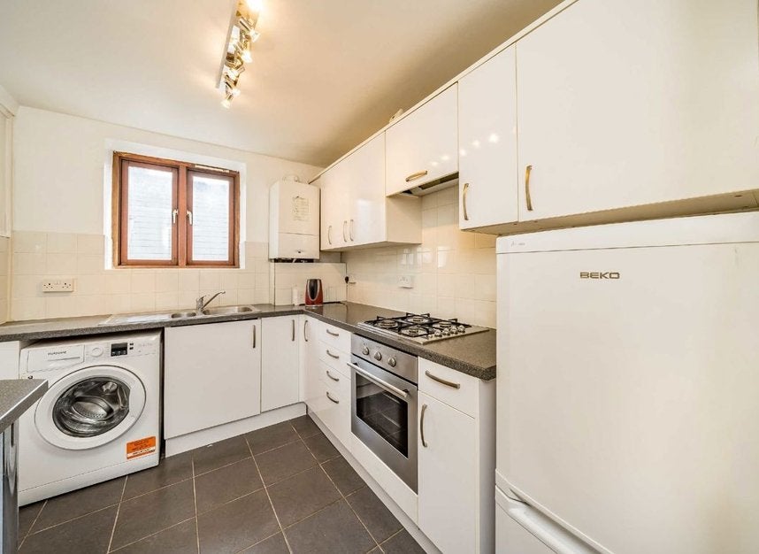 Flat Kintyre Court in Greater London