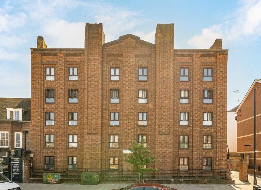 Flat Kintyre Court in Greater London