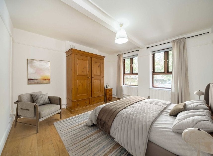 Flat Kintyre Court in Greater London