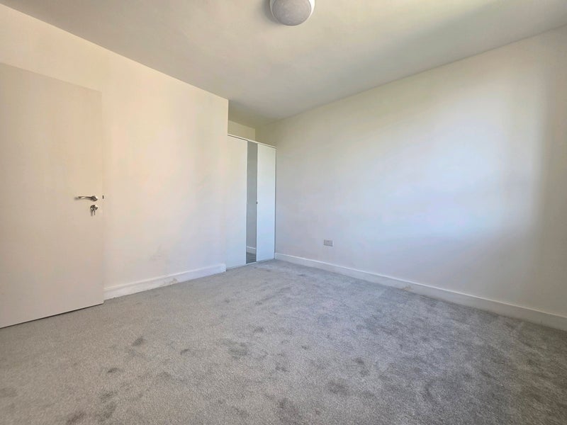 Flat Dorman Way in Greater London