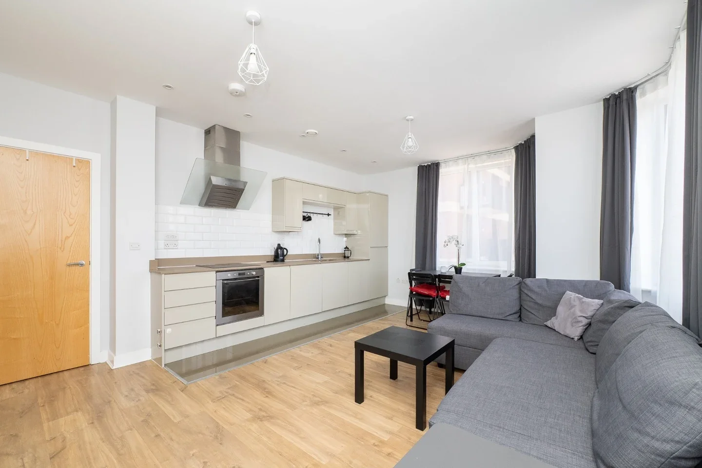 Flat Sutton Court Road in Greater London