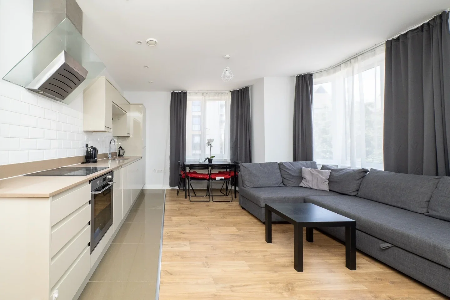 Flat Sutton Court Road in Greater London