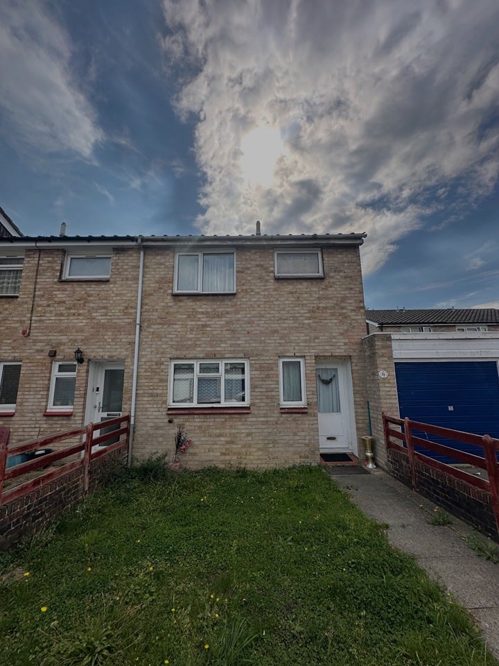 House Medway Close in Greater London