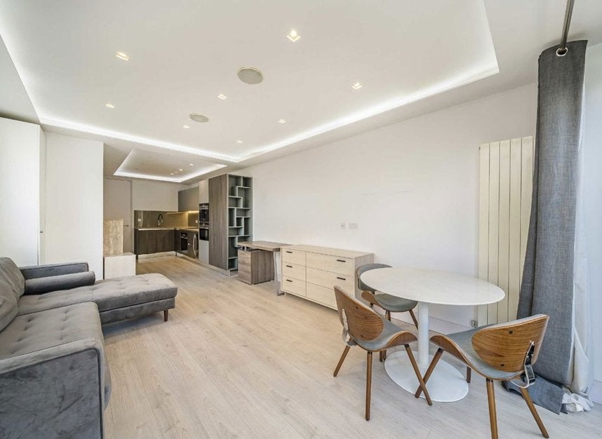 Flat Lordship Lane in Greater London