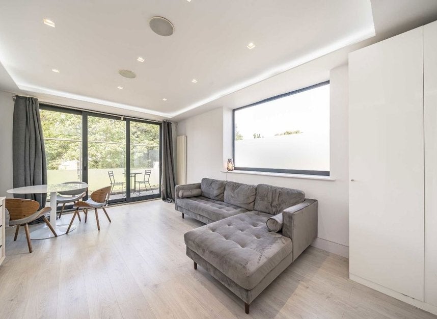 Flat Lordship Lane in Greater London