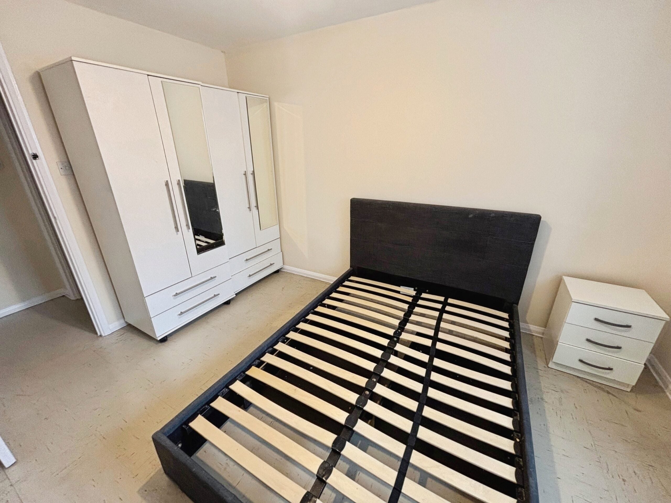 Flat Greenslade Road in Greater London