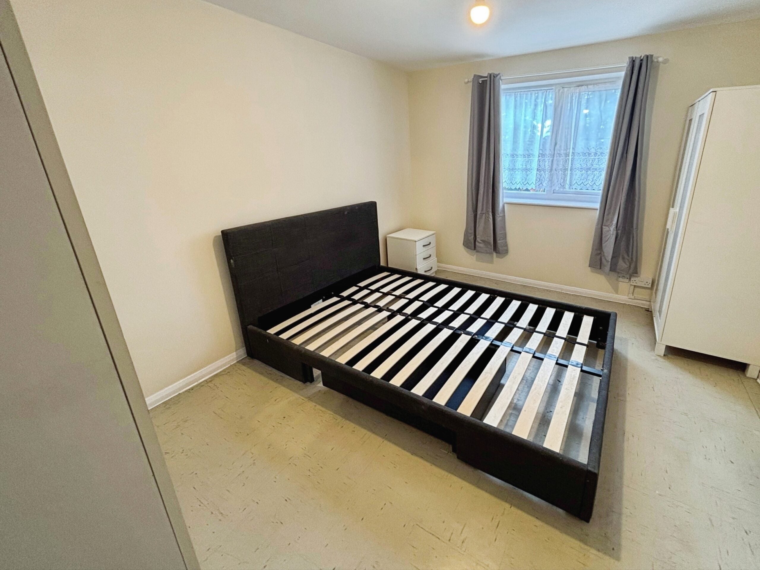 Flat Greenslade Road in Greater London