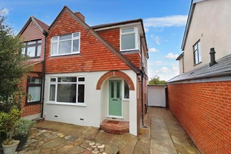 House Oakdene Drive in Greater London