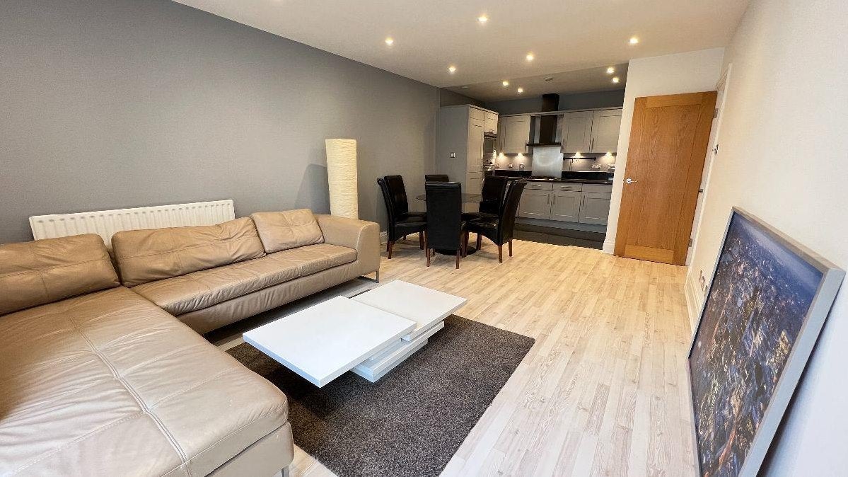 Flat Ballards Lane in Greater London