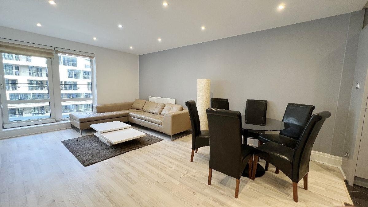 Flat Ballards Lane in Greater London