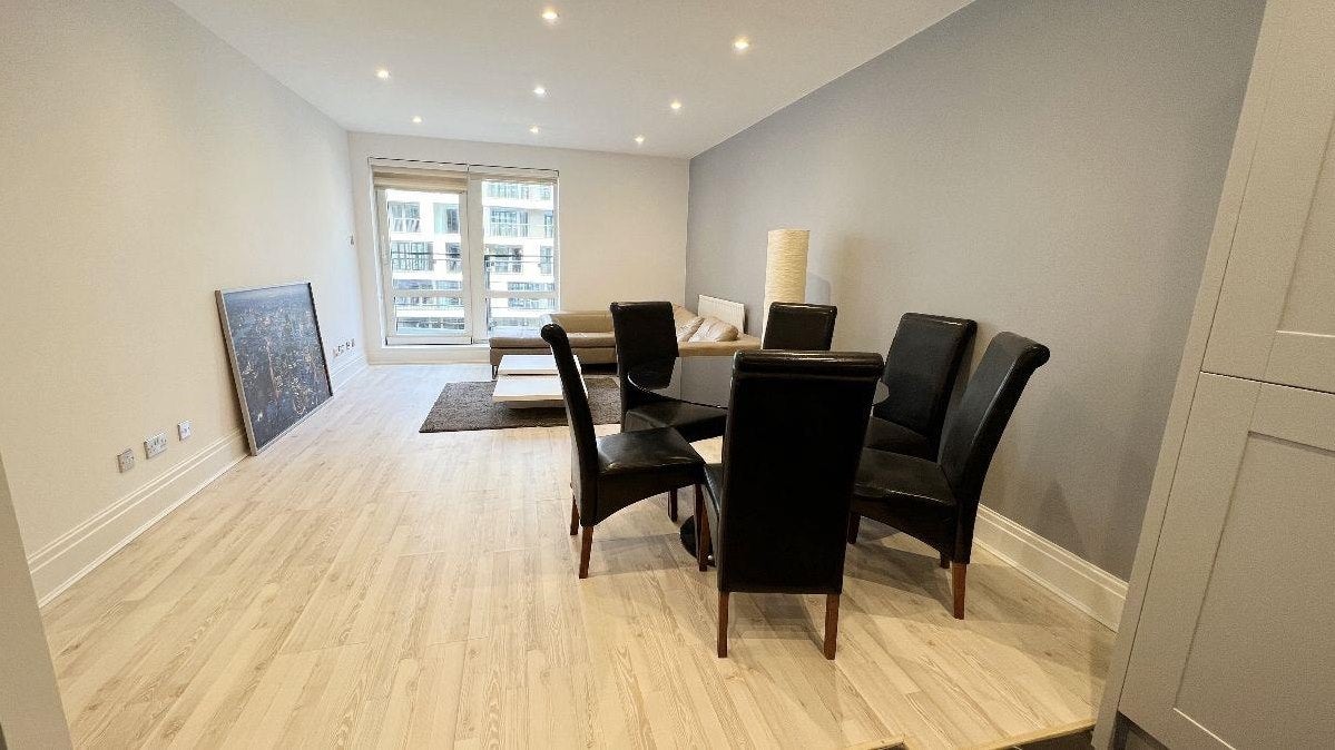 Flat Ballards Lane in Greater London