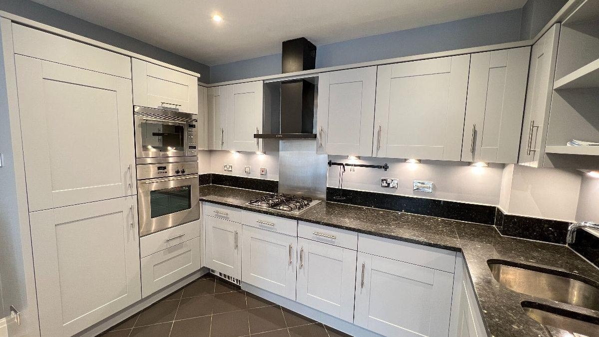 Flat Ballards Lane in Greater London