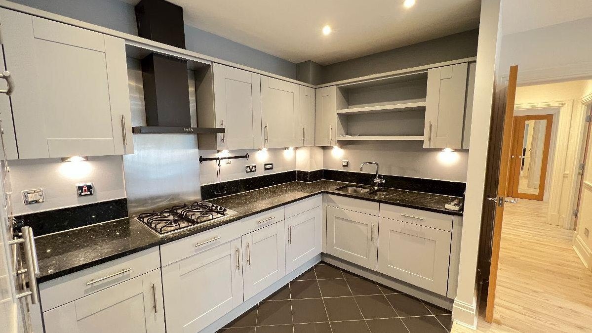 Flat Ballards Lane in Greater London