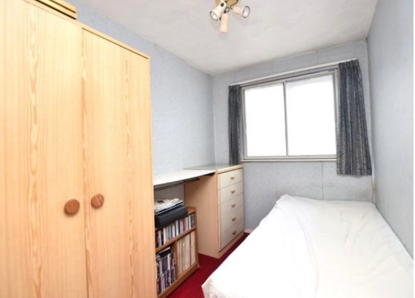 Flat Eastern Avenue West in Greater London