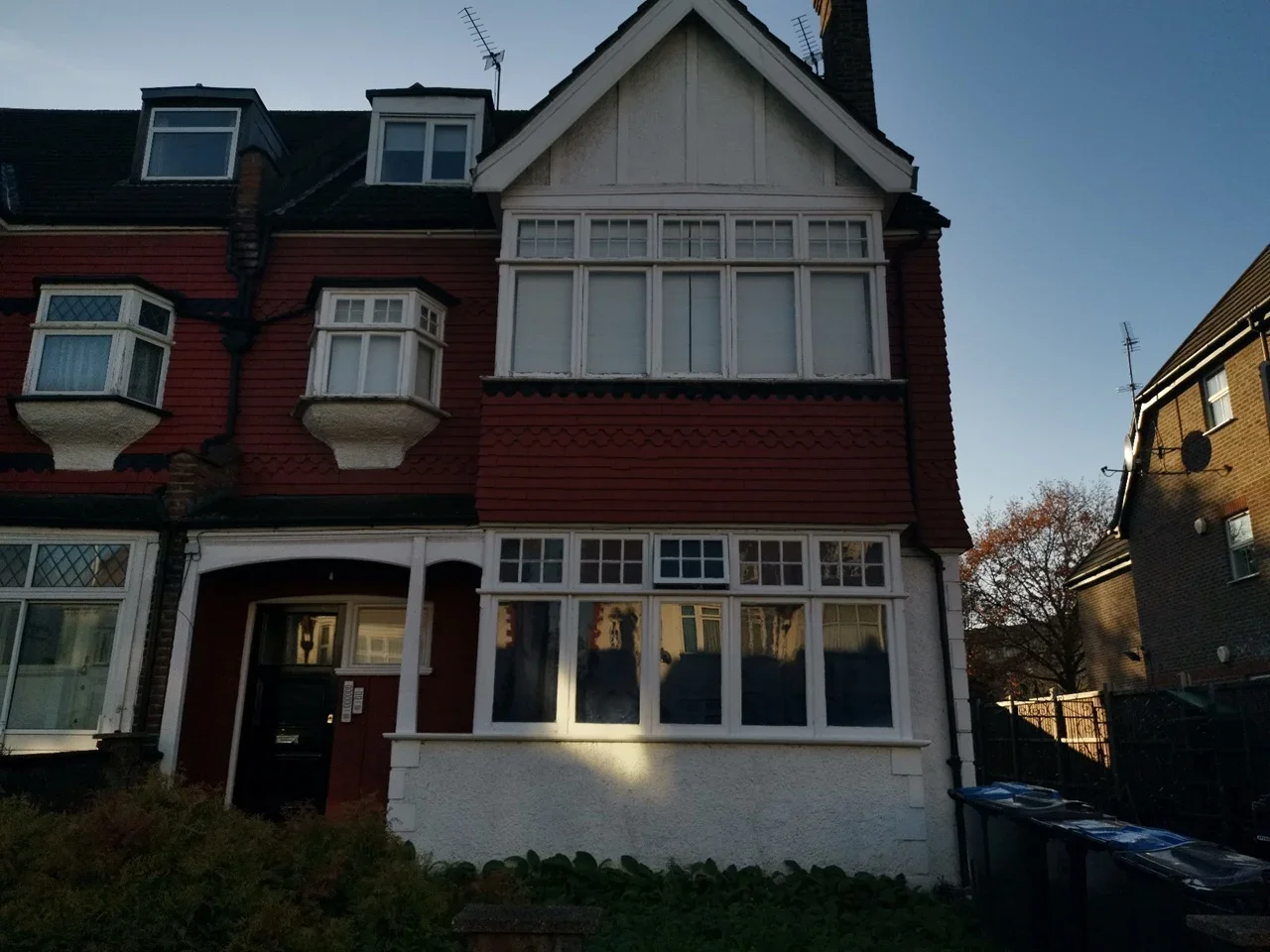 Flat Norbury Crescent in Greater London