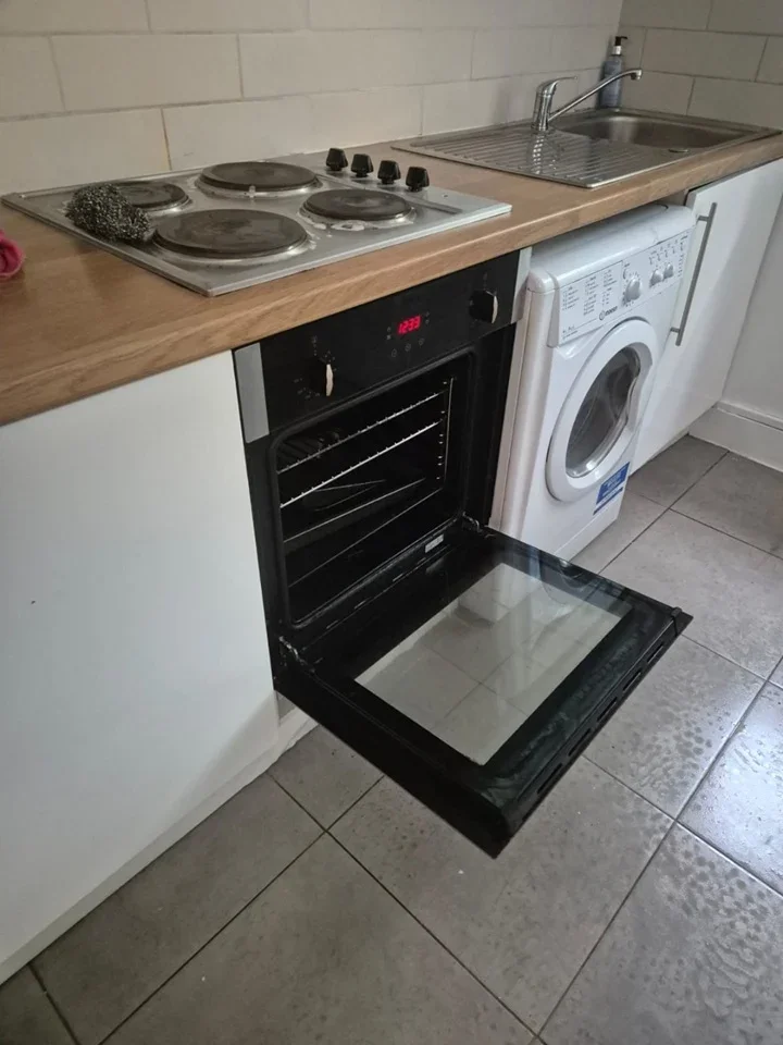Flat Norbury Crescent in Greater London