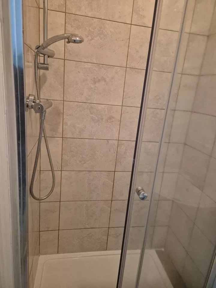 Flat Norbury Crescent in Greater London