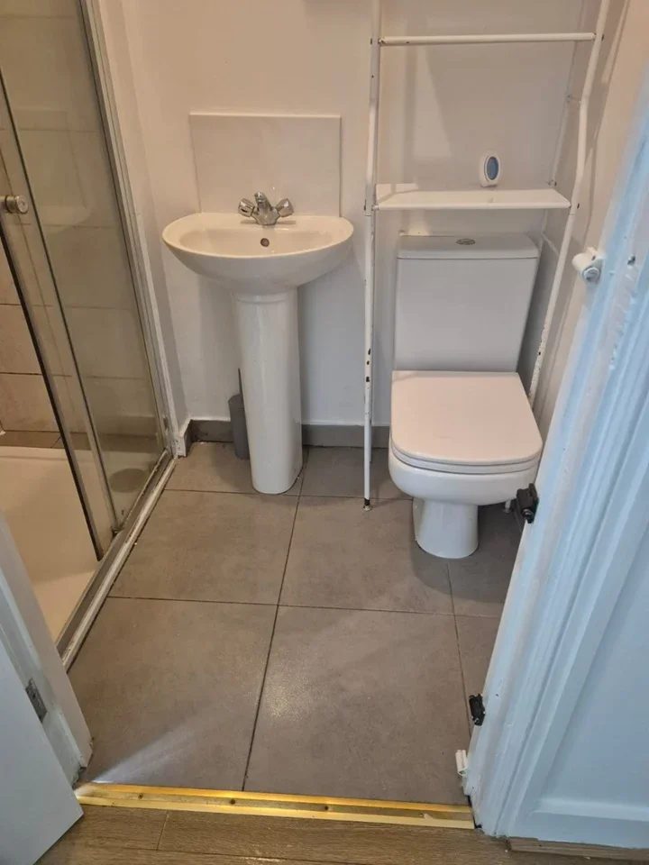 Flat Norbury Crescent in Greater London