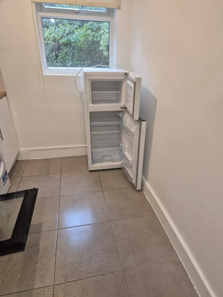Flat Norbury Crescent in Greater London