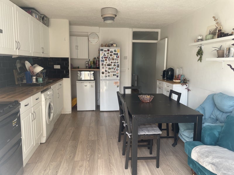 Room Blackwell Close in Greater London