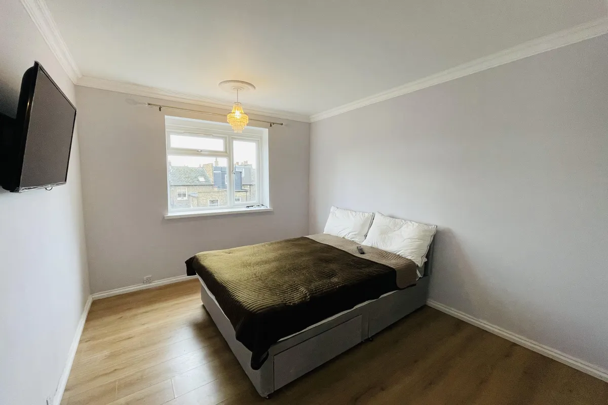 Flat Rockley Court in Greater London
