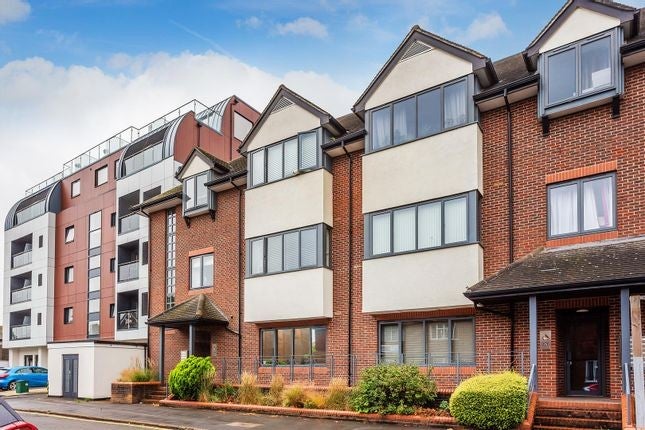 Flat Lavender Park Road in Woking