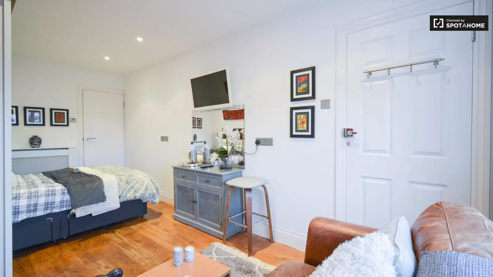 Flat Burnell Avenue in Greater London