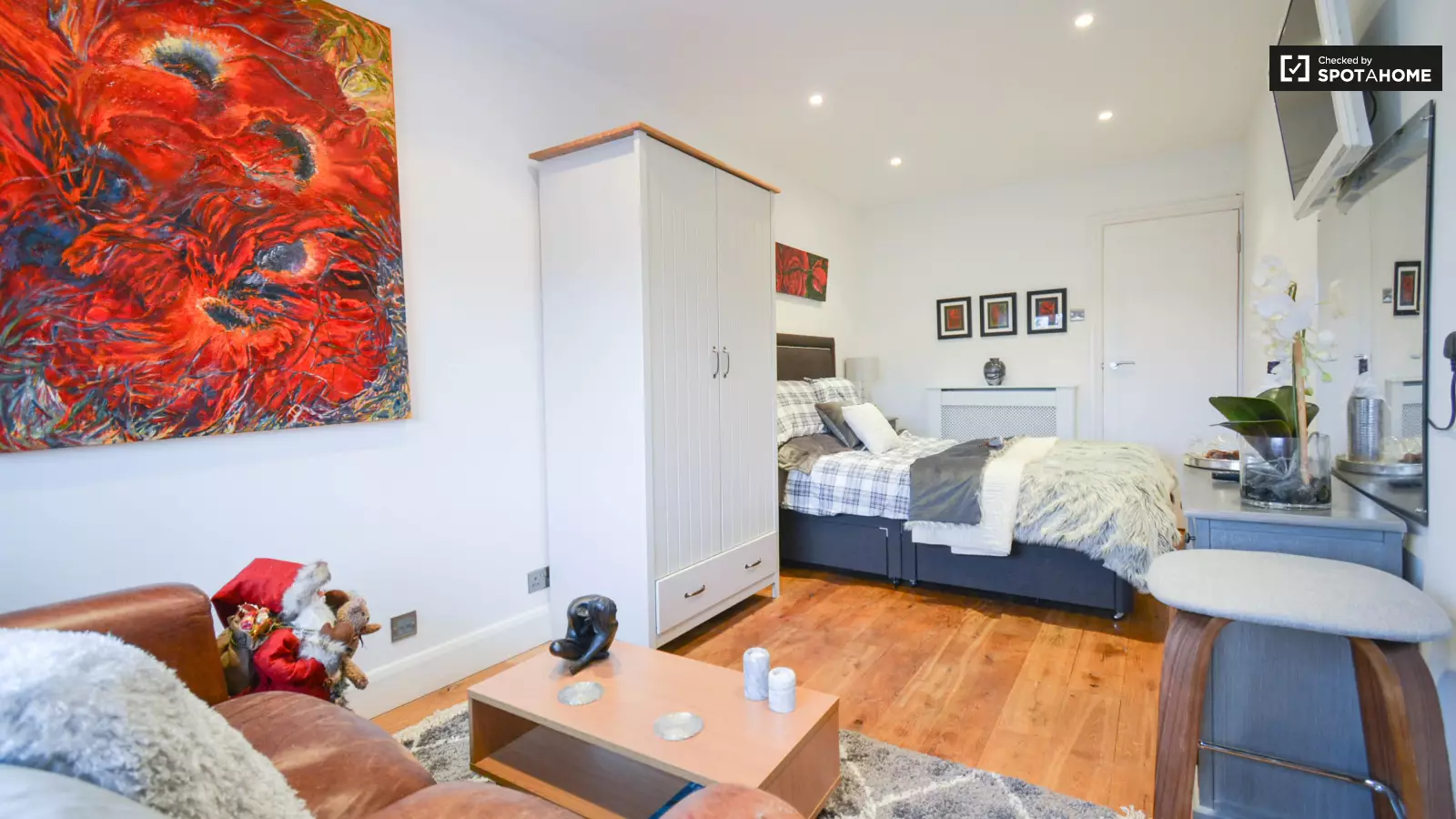 Flat Burnell Avenue in Greater London