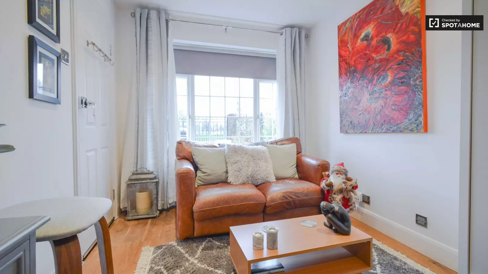 Flat Burnell Avenue in Greater London