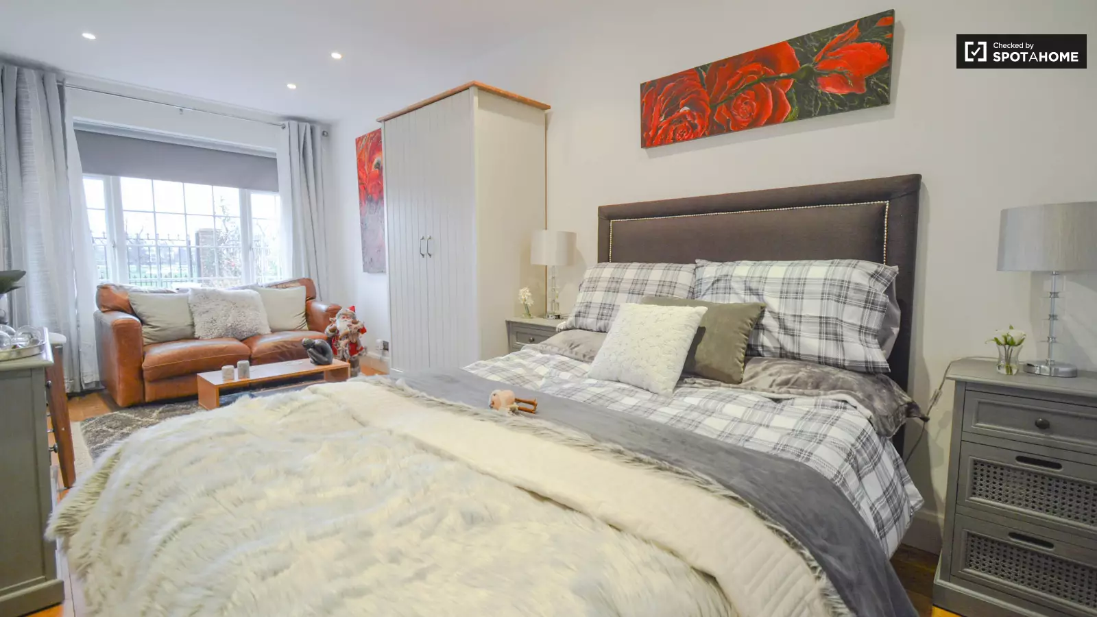 Flat Burnell Avenue in Greater London
