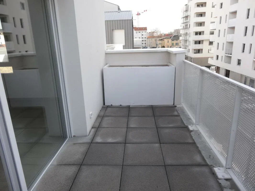 Flat Rue Chantal Sandrin in Lyon