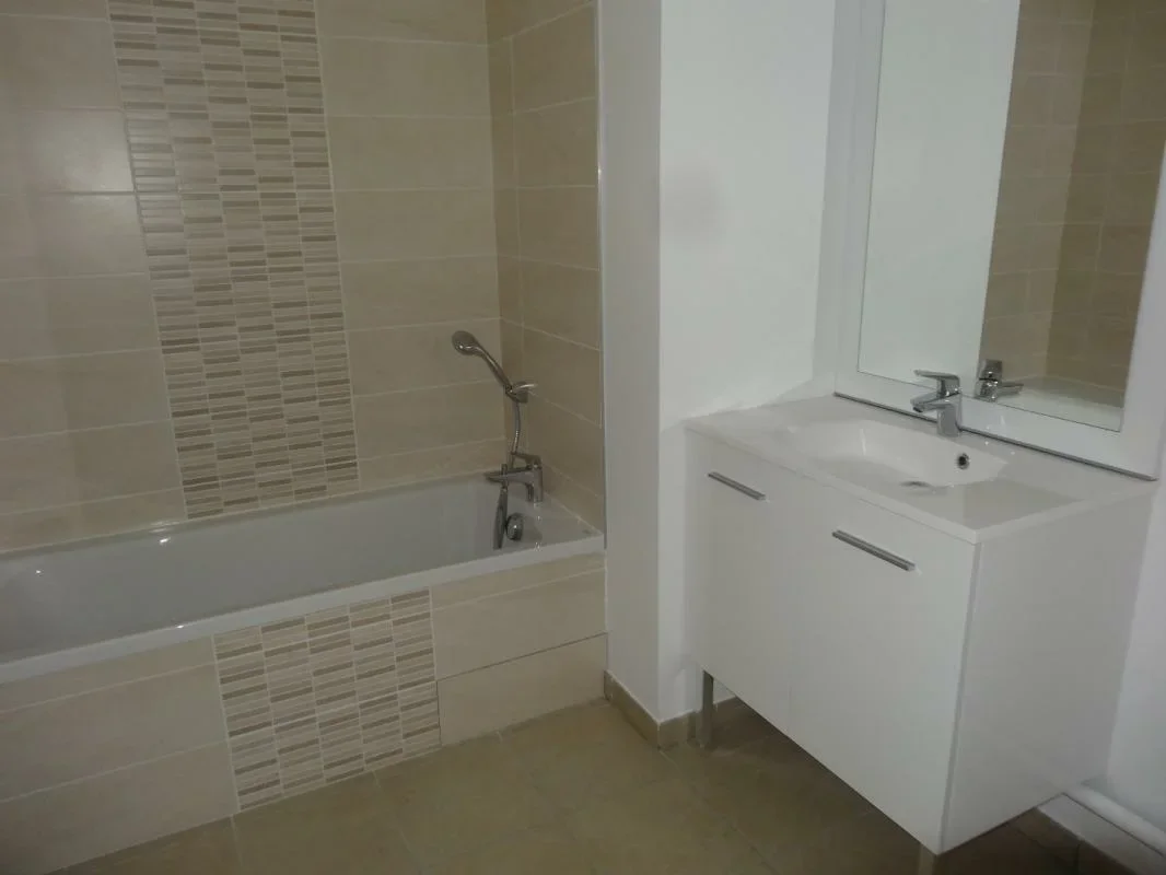 Flat Rue Chantal Sandrin in Lyon