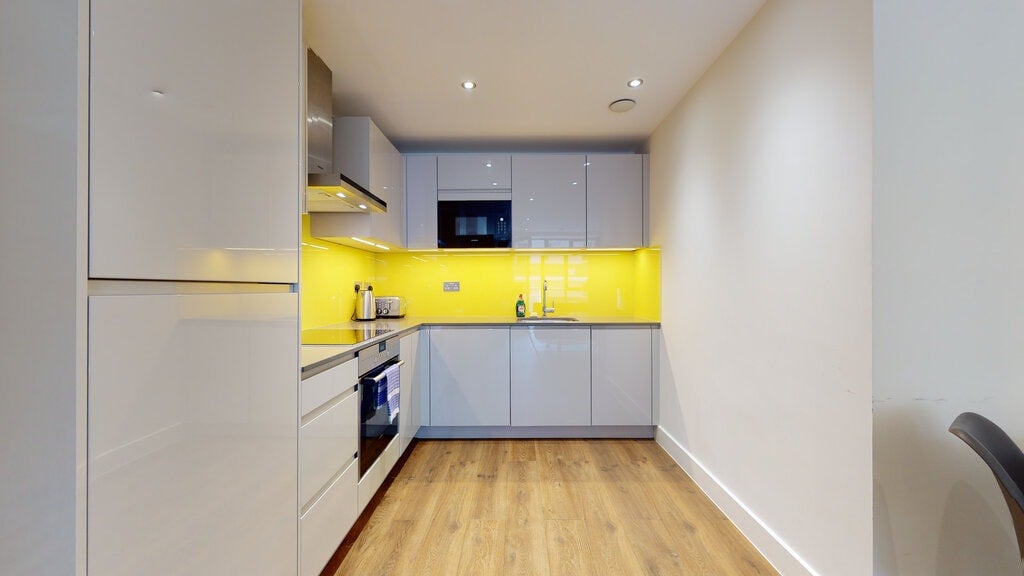 Flat Fairclough Street in Greater London
