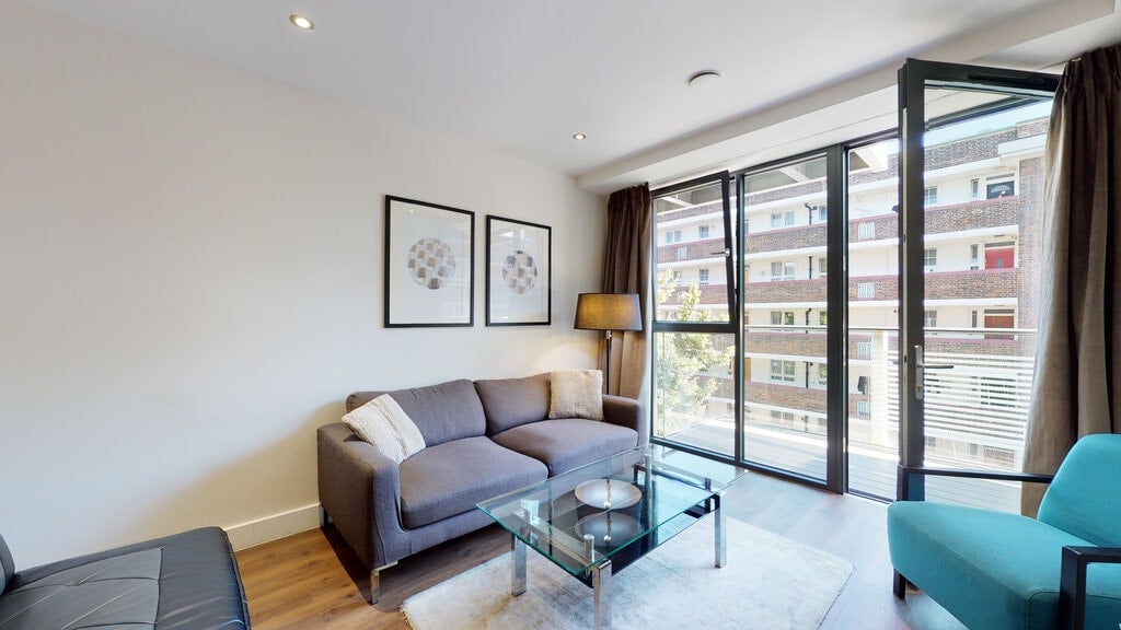 Flat Fairclough Street in Greater London
