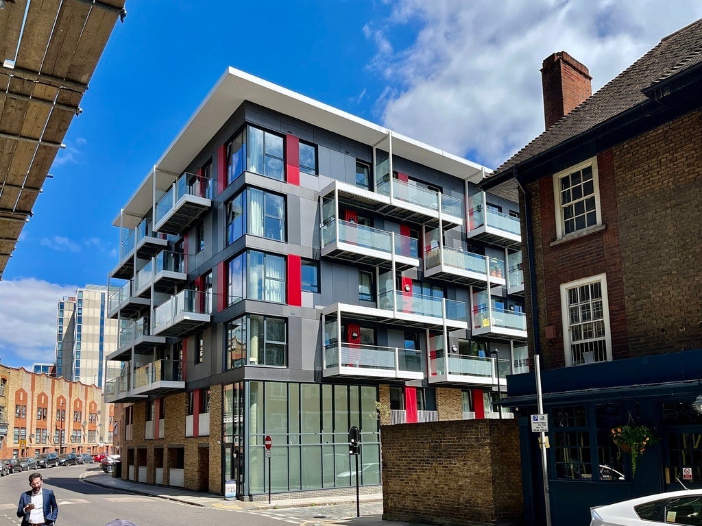 Flat Fairclough Street in Greater London