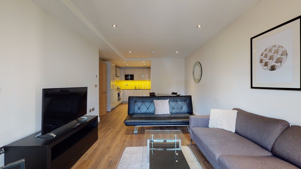 Flat Fairclough Street in Greater London