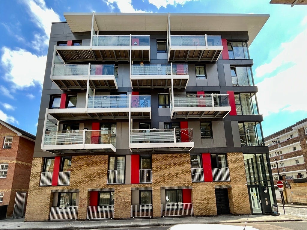 Flat Fairclough Street in Greater London