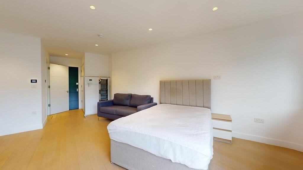 Flat Great West Road in Greater London