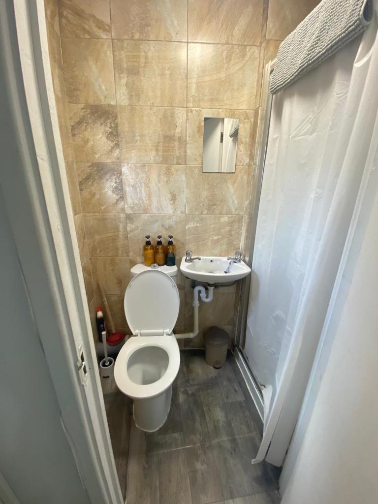 Flat Lindal Crescent in Greater London