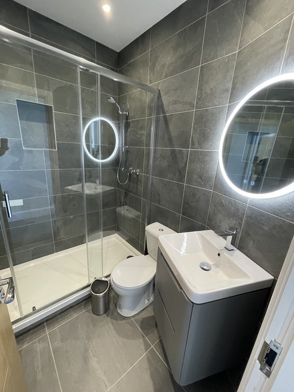 Room Davidson Road in Greater London
