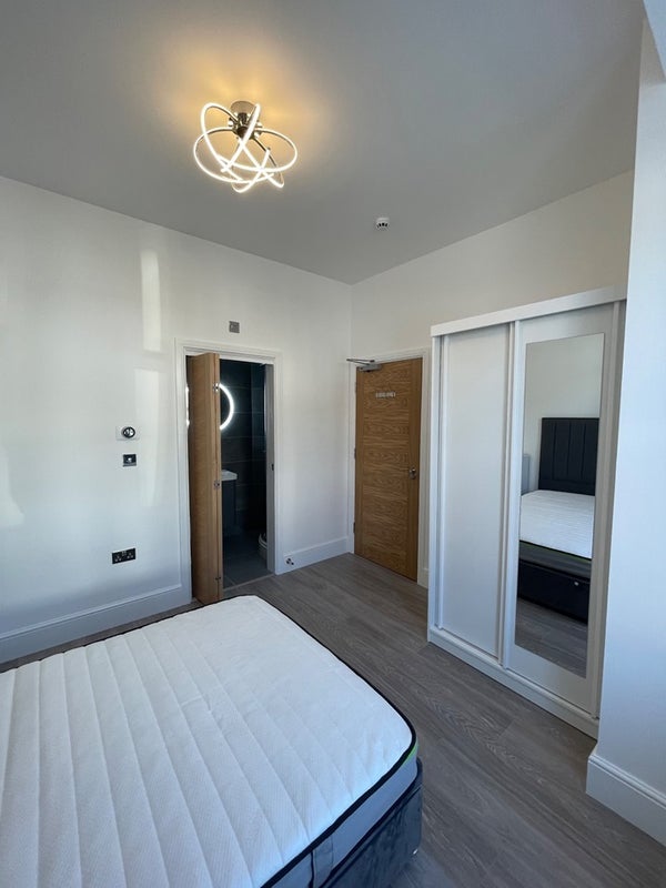Room Davidson Road in Greater London