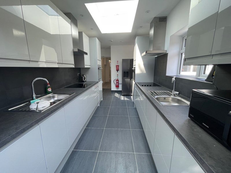 Room Davidson Road in Greater London