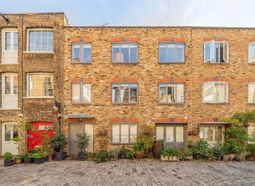 Flat Conway Street in Greater London