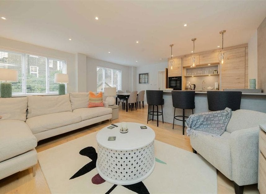 Flat Conway Street in Greater London