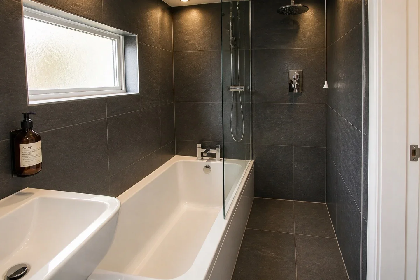 Room Winter Avenue in Greater London